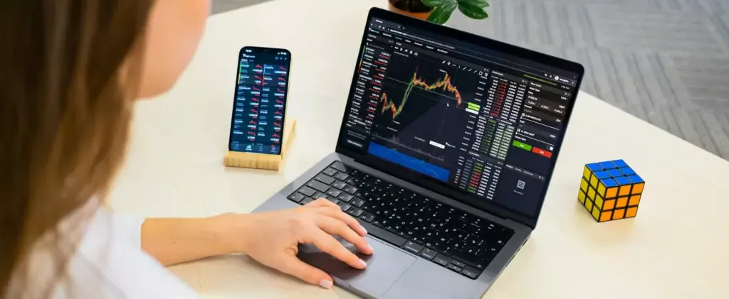 Graf akcií na notebooku a telefonu
